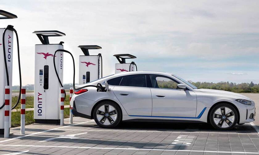 Γιατί η BMW λέει ότι 600 χιλιόμετρα αυτονομίας στα ηλεκτρικά είναι αρκετά;