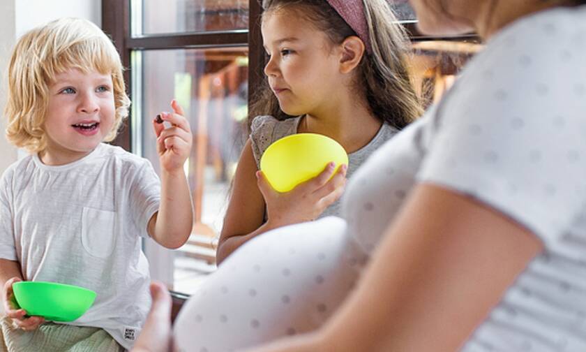 Είστε έγκυος και μοιράζεστε φαγητό με το νήπιο παιδί σας; Γιατί πρέπει να σταματήσετε