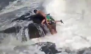 Συγκλονιστικό βίντεο: Κατέγραψε τη στιγμή που η θάλασσα «κατάπιε» και σκότωσε τον σύζυγό της
