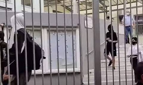 ΕΠΑΛ Σταυρούπολης: Η διεύθυνση του σχολείου έδωσε «οδηγίες διαφυγής» στους κουκουλοφόρους (video)