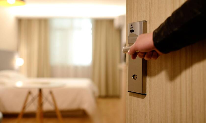 Πρώην χάκερ αποκαλύπτει πώς μπορείς να βρεις κρυφές κάμερες σε δωμάτια ξενοδοχείων