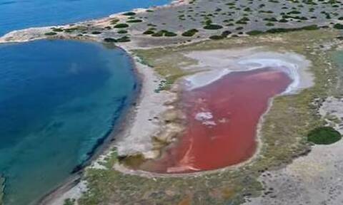 Μετώπη: Το επίπεδο νησί της Ελλάδας σε σχήμα σπαθιού με την κόκκινη λίμνη