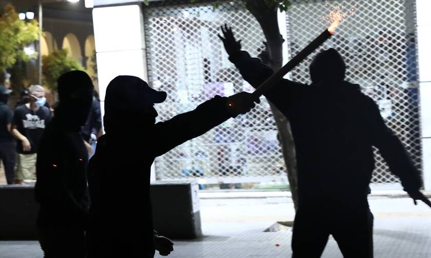 Επίθεση κρανοφόρων σε εκδήλωση της ΚΕΕΡΦΑ στο Νέο Ηράκλειο