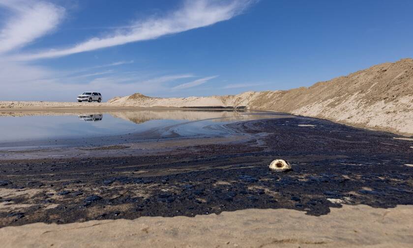 ρύπανση από πετρελαιοκηλίδα στις ακτές της Καλιφόρνιας (4/10)