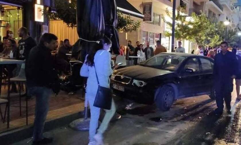 Ασυνήθιστο τροχαίο στην Κρήτη: Αυτοκίνητο μπήκε σε… καφετέρια!