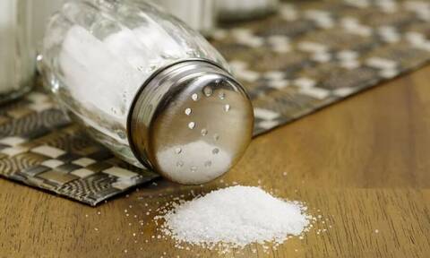 O FDA προειδοποιεί για τους κινδύνους από το αλάτι - Να μειωθεί κατά 12% η ημερήσια χρήση του