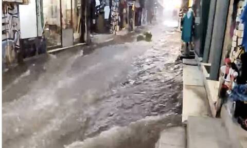 Κακοκαιρία «Μπάλλος»: Πλημμύρισε το Μοναστηράκι (video)