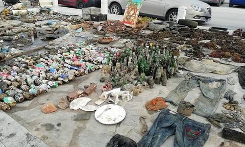 Πάρος: Αποκαρδιωτικές εικόνες μετά τον καθαρισμό του βυθού – Γέμισε σκουπίδια η ακτή (pics)