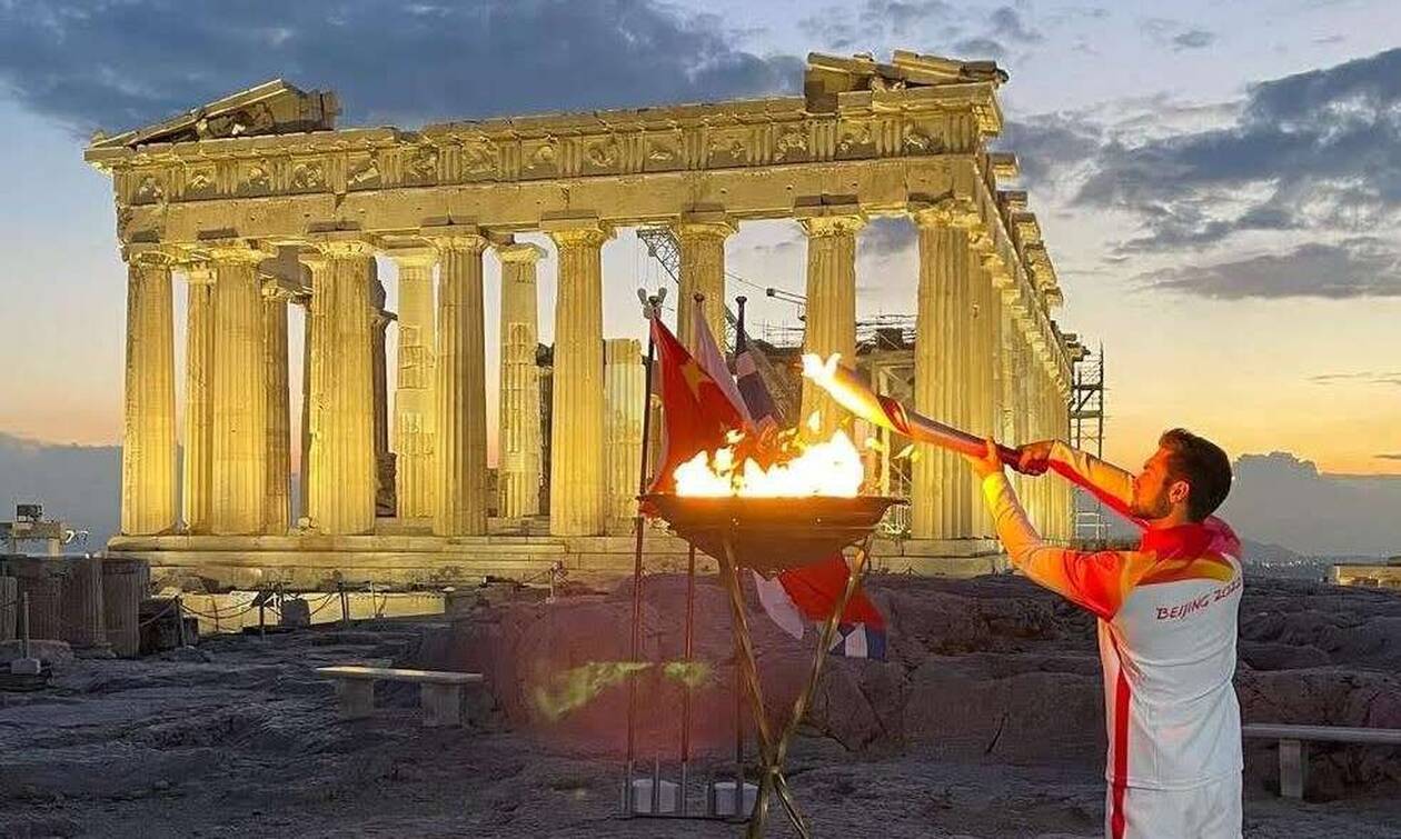 Поддержи грецию. Зажжение олимпийского огня в Греции. Зажжение олимпийского огня в древней Греции. Зажжение олимпийского огня в Греции олимпиады Пекин. Древняя Олимпия Олимпийский огонь.