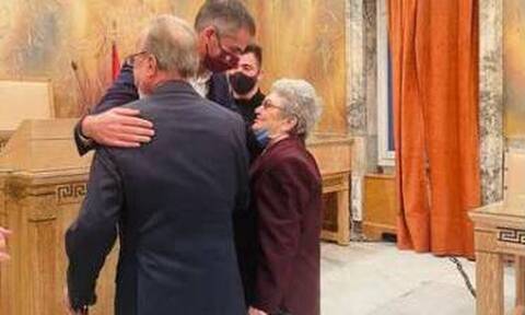 Κώστας Μπακογιάννης: Πάντρεψε με πολιτικό γάμο στο δημαρχείο τον Νίκο και την Μάρθα, 87 και 85 ετών