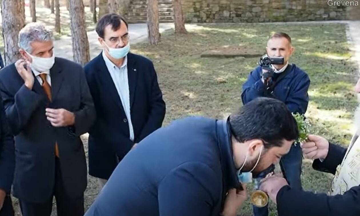 Γρεβενά: Ο μητροπολίτης καλούσε τους επισήμους να κατεβάσουν τις μάσκες για να φιλήσουν τον σταυρό