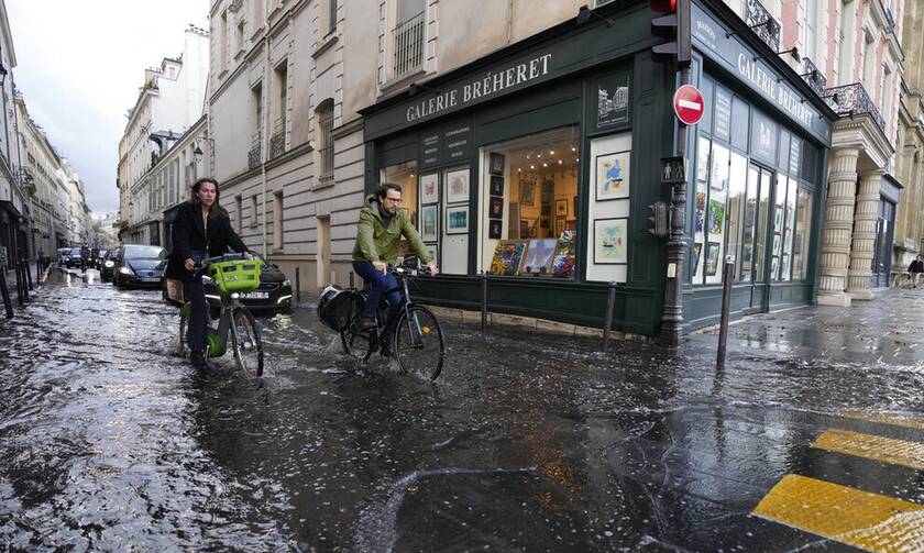Γαλλία - Κακοκαιρία: Τουλάχιστον 120.000 νοικοκυριά παραμένουν χωρίς ρεύμα λόγω της καταιγίδα Ορόρ