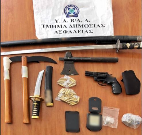 Τα φονικά όπλα που βρέθηκαν στο σπίτι του δολοφόνου