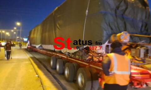 Θεσσαλονίκη: Φορτηγό με βαγόνια του Μετρό κόλλησε σε γέφυρα (vid)