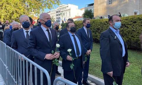 Κηδεία Φώφη Γεννηματά: Με ένα λευκό τριαντάφυλλο στα χέρια στο παρεκκλήσι ο Γιώργος Παπανδρέου