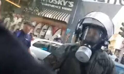Εξάρχεια: Διατάχθηκε έρευνα για τον αστυνομικό που σπάει τζαμαρία και λέει «είμαι τρελός»