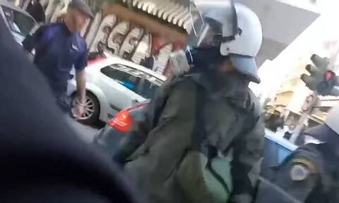 Εξάρχεια: Εισαγγελική έρευνα για το βίντεο που δείχνει αστυνομικό των ΜΑΤ να σπάει τζαμαρία