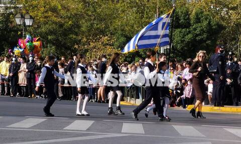 28η Οκτωβρίου: Πλήθος κόσμου με μέτρα για την μαθητική παρέλαση στην Αθήνα