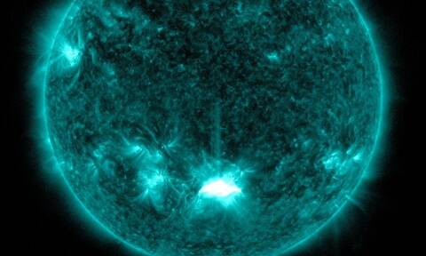 NASA: Ο Ήλιος εκτόξευσε μια ισχυρή ηλιακή έκλαμψη που θα φθάσει σύντομα στη Γη