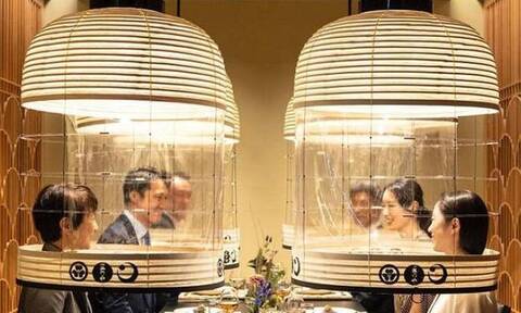 Δείπνο μέσα σε ιαπωνικά φανάρια, τηρώντας τις υγειονομικές αποστάσεις (photos)