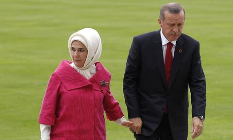 Eμινέ Ερντογάν: Ο λαός πεινάει και η «σουλτάνα» της Τουρκίας αγοράζει πανάκριβες τσάντες