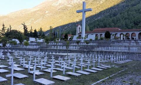 Συγκινητικές στιγμές στην Κλεισούρα για την ταφή 32 πεσόντων στην Αλβανία στον πόλεμο του 1940