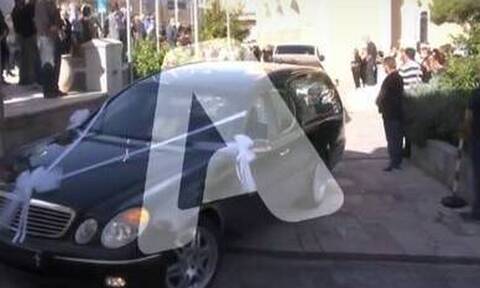 Λακωνία: Ράγισαν καρδιές στην κηδεία των δύο αδερφιών - Ντυμένα γαμπροί στο τελευταίο αντίο