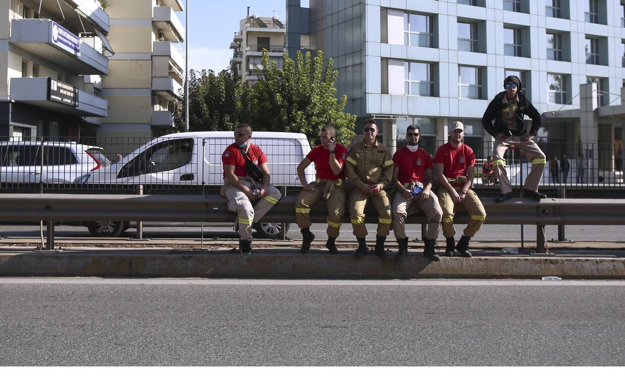 Ένταση έξω από το Υπ. Πολιτικής Προστασίας με εποχικούς πυροσβέστες και Αστυνομία