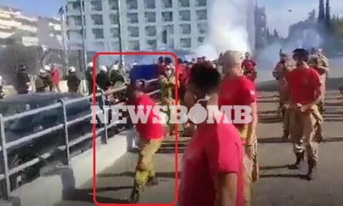 Αποκλειστικό Newsbomb.gr: Το βίντεο με τον τραυματισμό του πυροσβέστη στα επεισόδια με την Αστυνομία