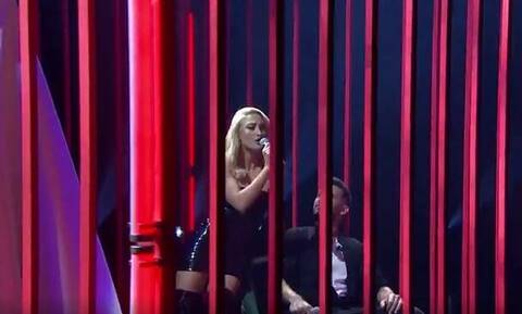 J2US: «Κόλασε» η Ιωάννα Τούνη τραγουδώντας σε κλουβί (video)
