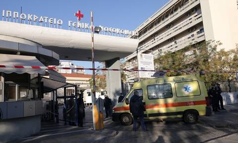 Θεσσαλονίκη – Ιπποκράτειο: Γεμάτες όλες οι κλίνες Covid - Ουρές ασθενοφόρων έξω από το νοσοκομείο