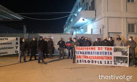 Θεσσαλονίκη: Διαμαρτυρία αστυνομικών για συνωστισμό κρατουμένων στο Μεταγωγών
