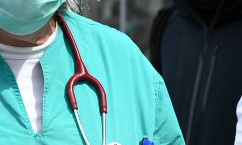 Οικονόμου: «Τη Δευτέρα θα προχωρήσουμε στην επιστράτευση ιδιωτών γιατρών»