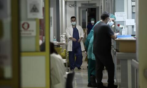 Κρούσματα σήμερα: Υπό πίεση άλλες 3 εβδομάδες το ΕΣΥ – Επιστράτευση για τουλάχιστον 100 γιατρούς