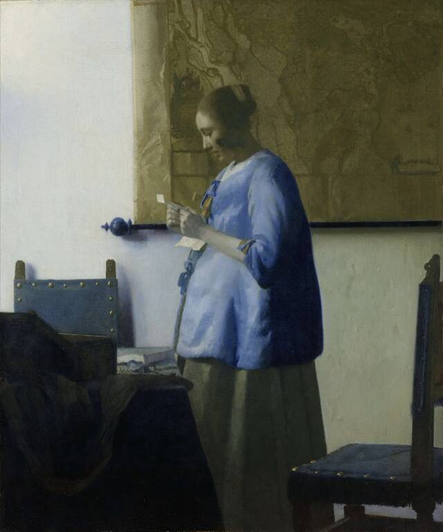 Γυναίκα στα μπλε που διαβάζει γράμμα