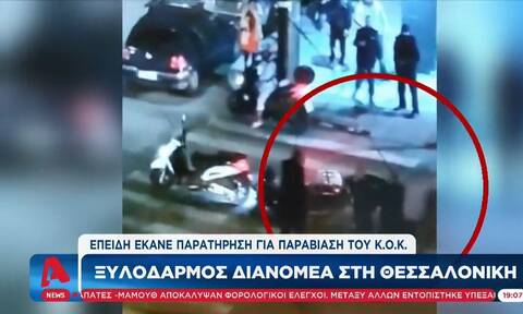 Θεσσαλονίκη: Βίντεο-ντοκουμέντο με τον άγριο ξυλοδαρμό ντελιβερά από δυο άντρες - Έπεσε αναίσθητος