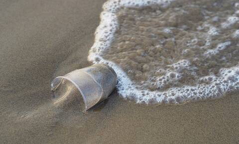 Κορονοϊός: 26.000 επιπλέον τόνοι πλαστικών αποβλήτων στις θάλασσες του πλανήτη, λόγω της πανδημίας