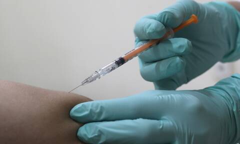 Εμβόλιο κορονοϊού - Τρίτη δόση: Ποιες είναι οι πιθανές παρενέργειες (vid)