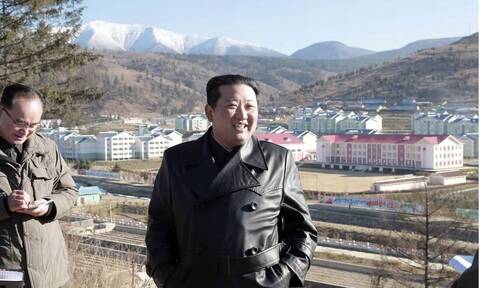 Βόρεια Κορέα: Ο Κιμ Γιονγκ Ουν επισκέπτεται τη «σοσιαλιστική ουτοπία» στα σύνορα με την Κίνα