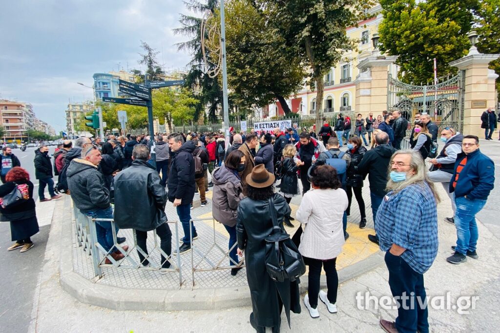 Πλήθος κόσμου έξω από «Μακεδονίας - Θράκης»