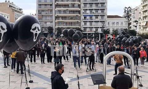 Πάτρα: Μπαλόνια με νεκροκεφαλές στην πλατεία από εστιάτορες και εμπόρους (vid & pics)