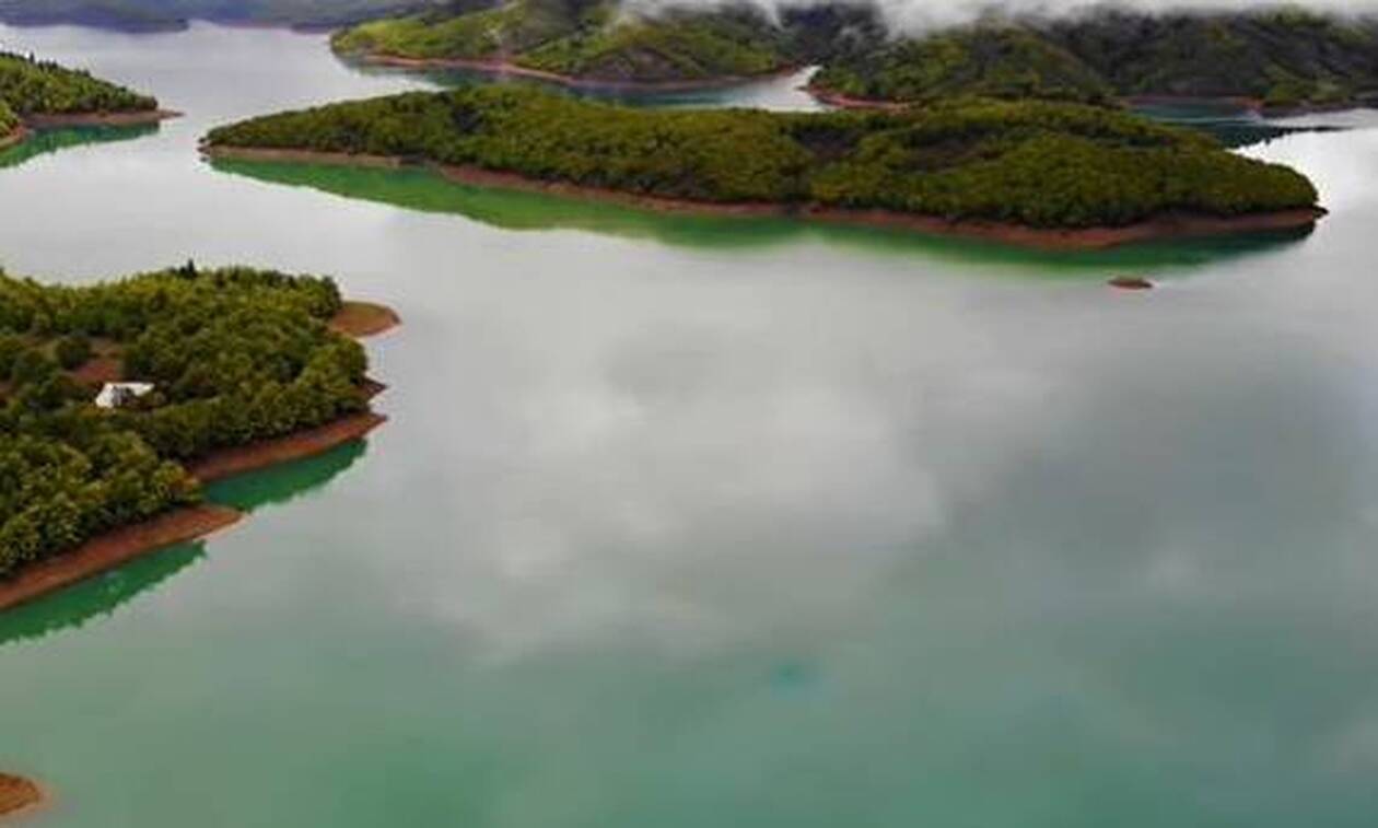 Η υπέροχη λίμνη Πλαστήρα πλαισιωμένη με φθινοπωρινά χρώματα