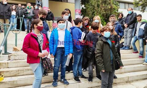 Πολυτεχνείο: Μαθητές σχολείου στη Θεσσαλονίκη συγκίνησαν με Ρίτσο και Μίκη Θεοδωράκη