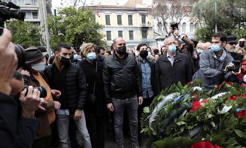 Ο Αλέξης Τσίπρας στην πορεία για το Πολυτεχνείο - Στεφάνι κατέθεσε αντιπροσωπεία του ΣΥΡΙΖΑ