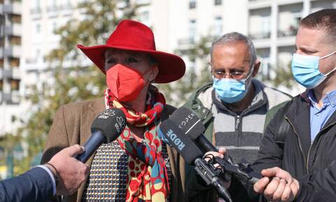 Ολλανδή δημοσιογράφος: Στην πορεία του Πολυτεχνείου με το «γνώριμο» κόκκινο καπέλο της