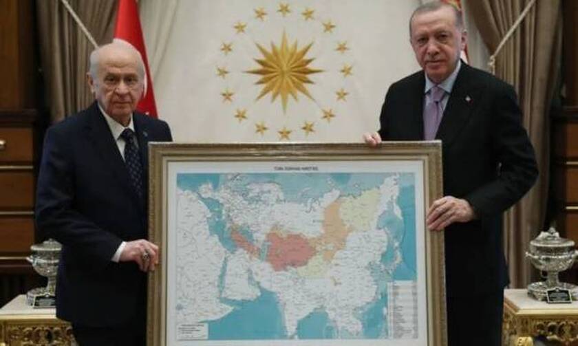 Σε απελπισία ο Ερντογάν: Κοροϊδεύει τους Τούρκους με αυτοκρατορικούς χάρτες και κοιτάσματα