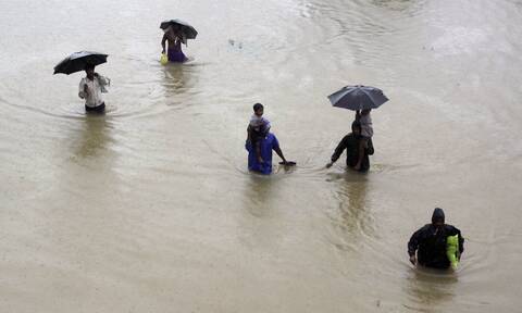 Ινδία: Τουλάχιστον 30 νεκροί και αγνοούμενοι από τις πλημμύρες - Σκηνές βιβλικής καταστροφής