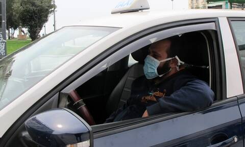 Θεσσαλονίκη: Οδηγός ταξί με «πιάστηκε» στα χέρια με πελάτη για τη μάσκα
