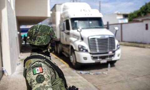 Μεξικό: Σχεδόν 600 μετανάστες βρέθηκαν στοιβαγμένοι μέσα σε δύο φορτηγά