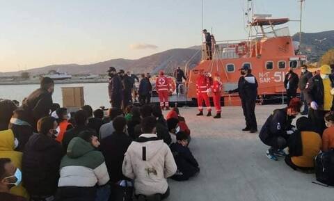 Οι εθελοντές του Ερυθρού Σταυρού στο πλευρό των 70 προσφύγων που διασώθηκαν ανοικτά της Κρήτης